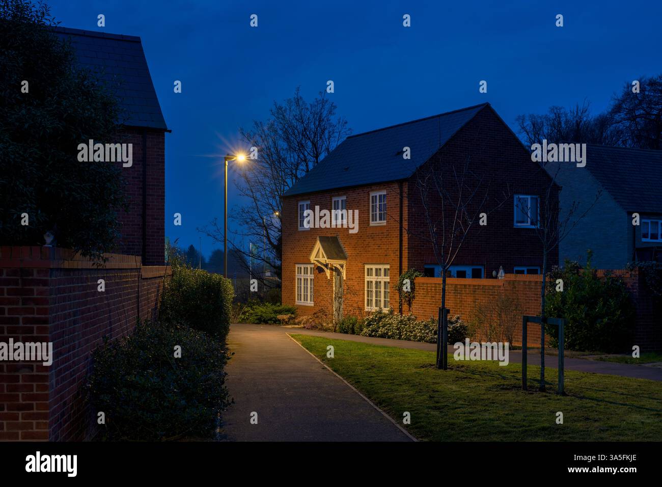 Casa illuminata dal semaforo all'alba di marzo. Banbury, Oxfordshire, Inghilterra Foto Stock