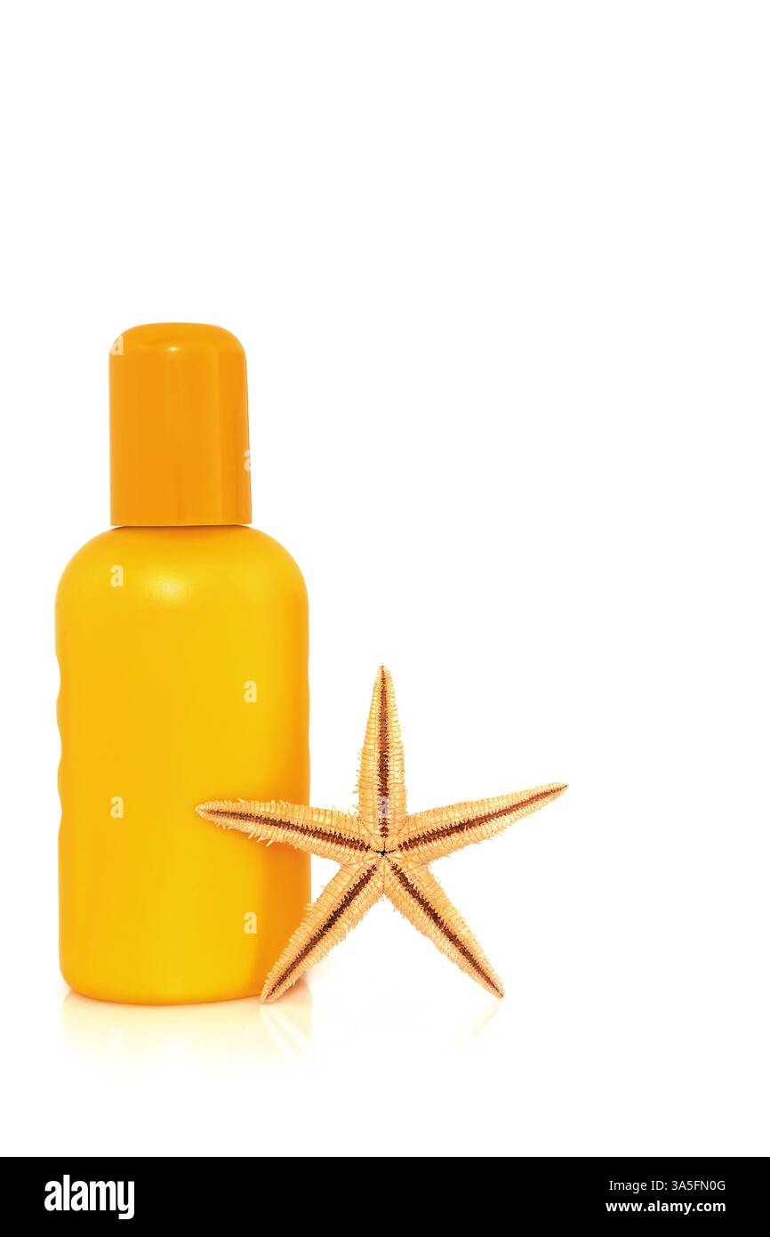 Bottiglia di lozione solare estiva con conchiglia a stelle marine su sfondo bianco, protezione essenziale per la pelle delle vacanze, anti-cancro, crema solare per la spiaggia. Foto Stock