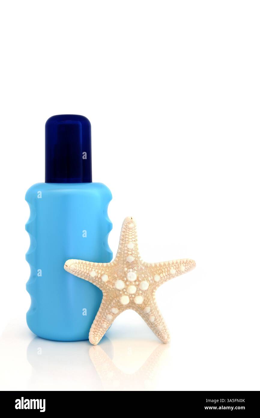 Bottiglia di lozione doposole per la cura della pelle su sfondo bianco con stelle marine. Cure estetiche essenziali per la cura del corpo per una pelle bruciata dal sole lenitiva. Con testo. Foto Stock