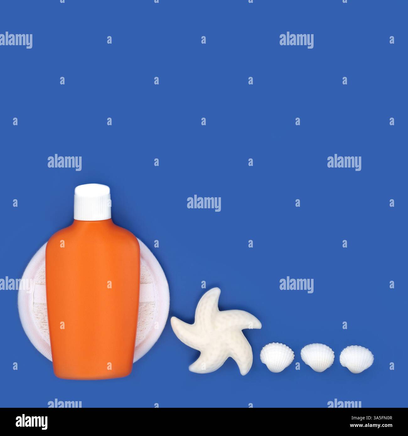 Bottiglia di lozione solare estiva, conchiglie di stelle marine, scrub esfoliante su blu. Protezione cutanea essenziale per le vacanze, anti-cancro, crema solare per la spiaggia. Foto Stock