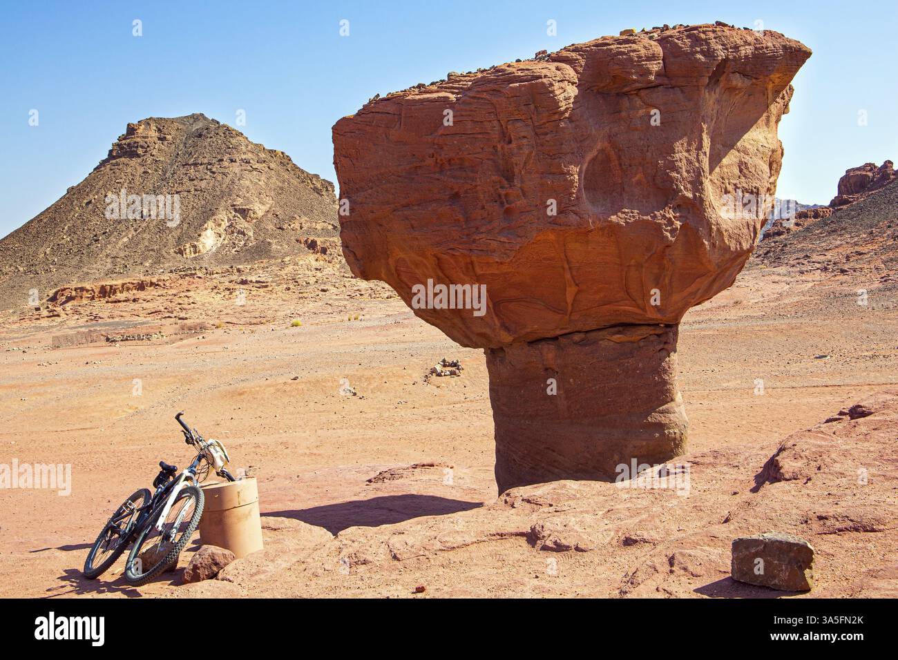 Bici abbandonata. La valle di Timna a sud del deserto di Arava, vicino alla località di Eilat. Fungo di roccia arenaria rossa. Magnifico ro multicolore Foto Stock