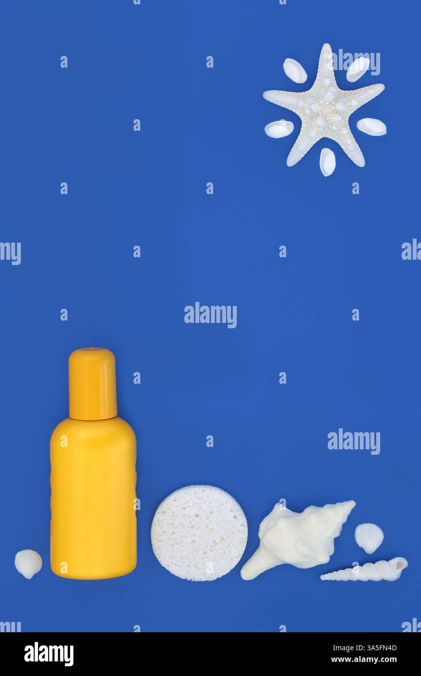 Bottiglia di lozione solare estiva, sapone e spugna, conchiglia, astratta stella marina sole su blu. Protezione della pelle per le vacanze, antitumorale, protezione solare per il corpo. Foto Stock
