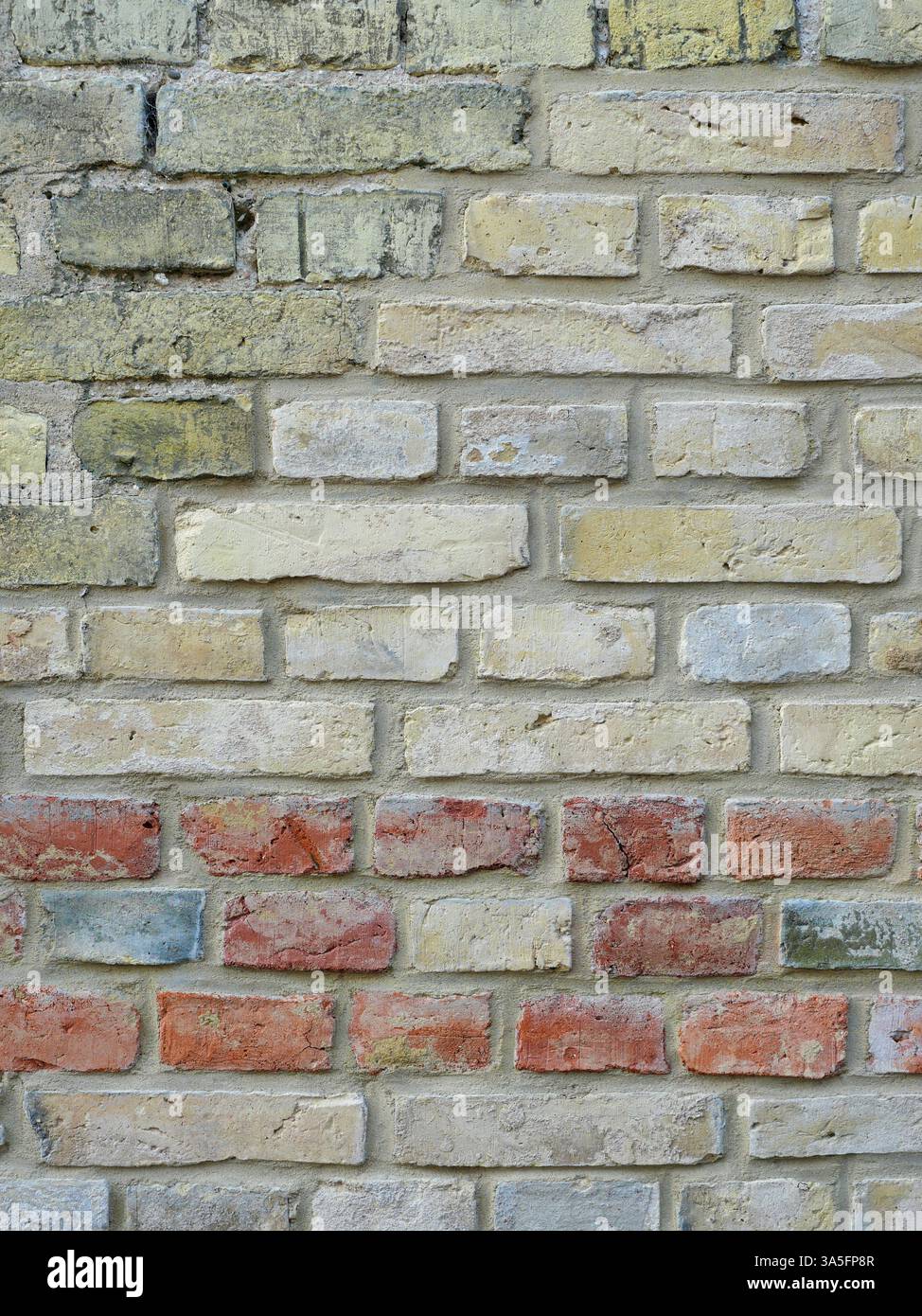 Le caratteristiche superfici in muratura in mattoni sono antiche ma restaurate, a testimonianza della storia e della conservazione architettonica. Spazio per il testo. Foto Stock