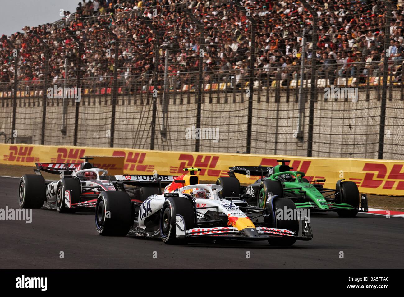 Shanghai, Cina. 23 marzo 2025. Yuki Tsunoda (JPN) Racing Bulls VCARB 02 lotta per la posizione con Nico Hulkenberg (GER) Sauber C45 e Esteban Ocon (fra) Haas VF-25. 23.03.2025. Formula 1 World Championship, Rd 2, Chinese Grand Prix, Shanghai, Cina, giorno della gara. Crediti: James Moy/Alamy Live News Foto Stock