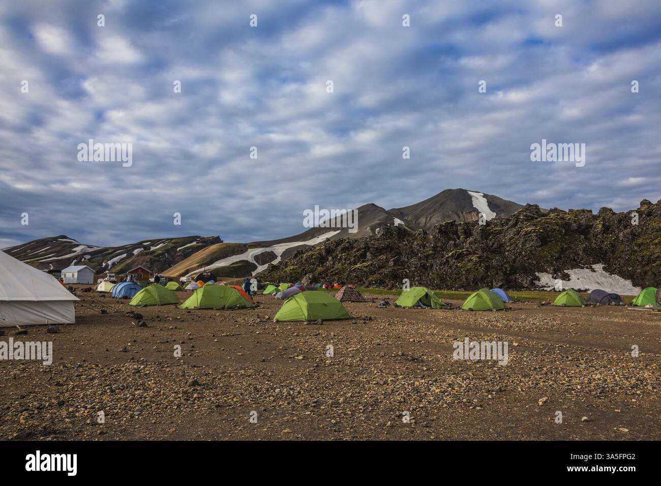 Il campo turistico si trova nella valle del parco. Le montagne Rhyolite circondano la pianura valle del Parco Nazionale Landmannalaugar Foto Stock