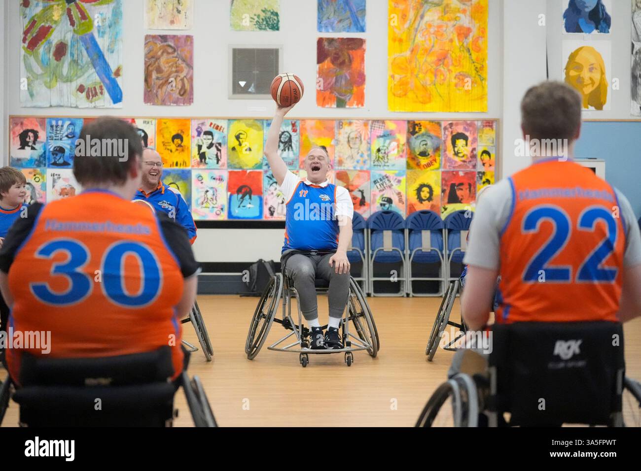 Il leader liberale democratico Sir ed Davey gioca a basket su sedia a rotelle con i membri degli Harrogate Hammerheads alla King James's School di Knaresborough, prima di parlare alla conferenza primaverile dei Liberal Democratici all'Harrogate International Centre. Data foto: Domenica 23 marzo 2025. Foto Stock