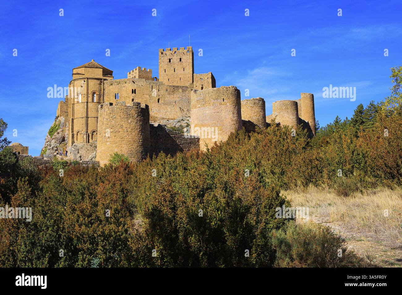 Alba. Il castello di Loarre è una fortezza spagnola nella provincia dell'Aragona. Viaggio autunnale in Spagna. La struttura difensiva spagnola fu costruita mille anni fa Foto Stock
