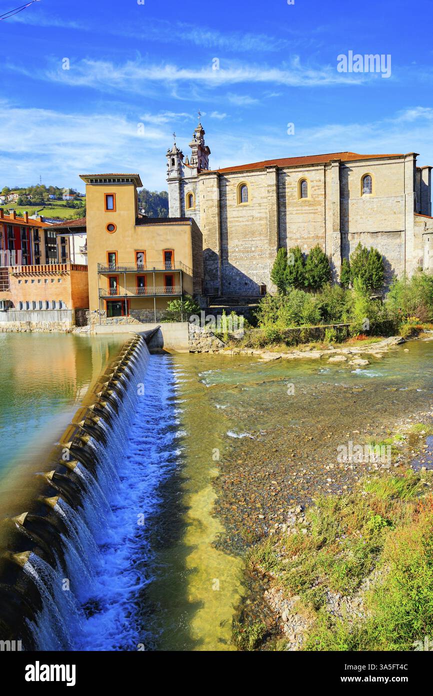 Tholosa è una piccola città vecchia con un'architettura interessante e insolita. Paesi baschi. Una bellissima diga è stata costruita dall'altra parte del fiume Oria Foto Stock