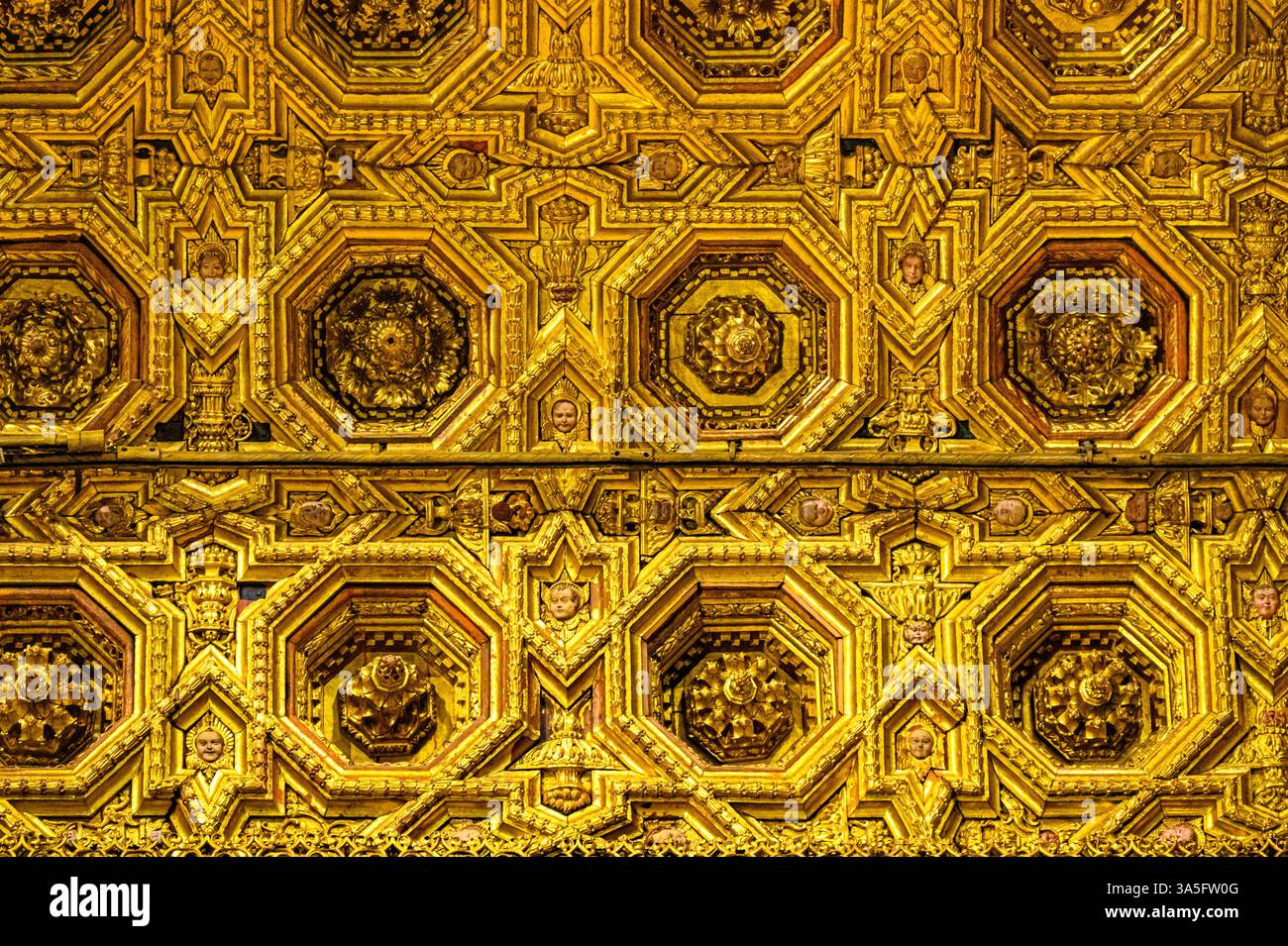 Vista a tutto tondo del soffitto dell'altare, con decorazioni in rilievo e interni della Cattedrale di Siviglia. Foto Stock