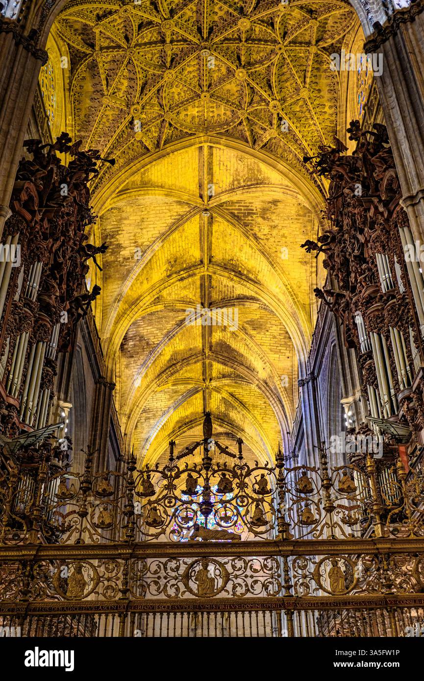 Vista simmetrica e ad angolo basso della navata principale della Cattedrale di Siviglia. Foto Stock