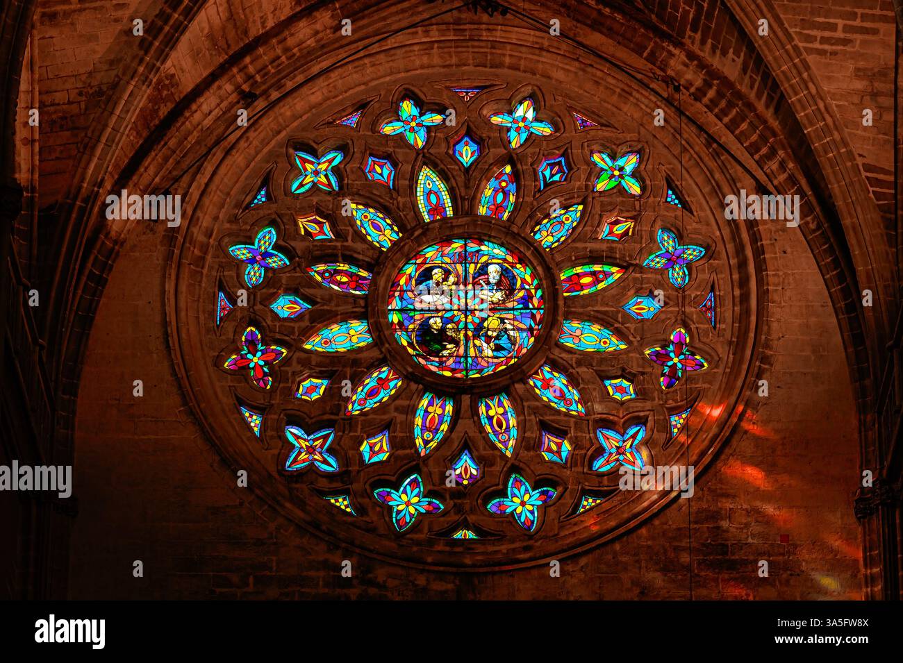 Lucernario in vetro colorato all'interno della cattedrale di Siviglia. Foto Stock