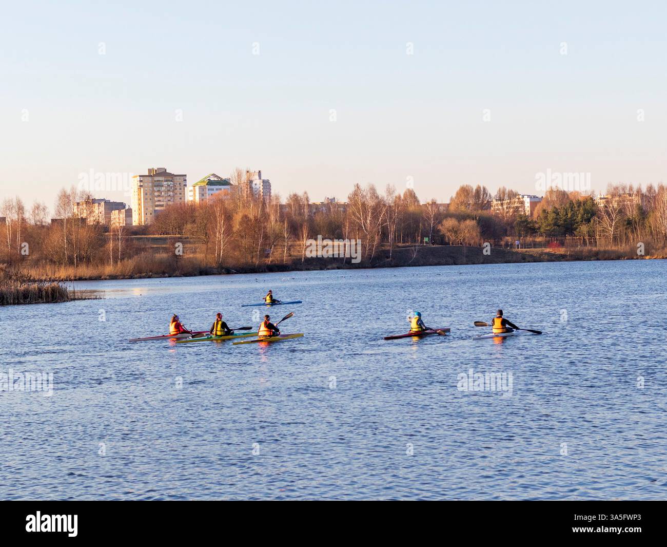 Gruppo di persone in kayak in mare aperto Foto Stock