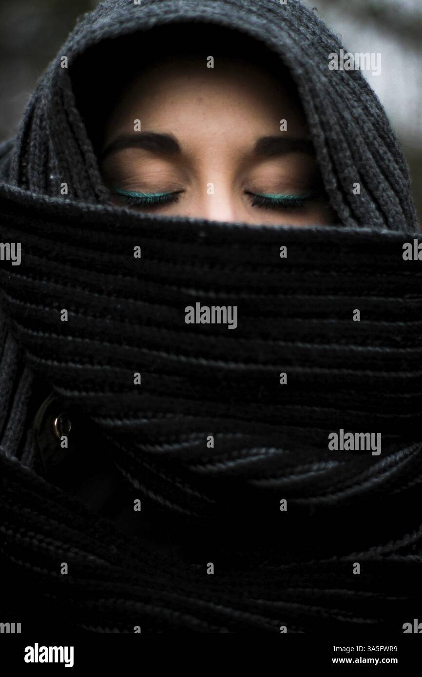 Primo piano del dettaglio degli occhi chiusi di una donna velata inventata Foto Stock