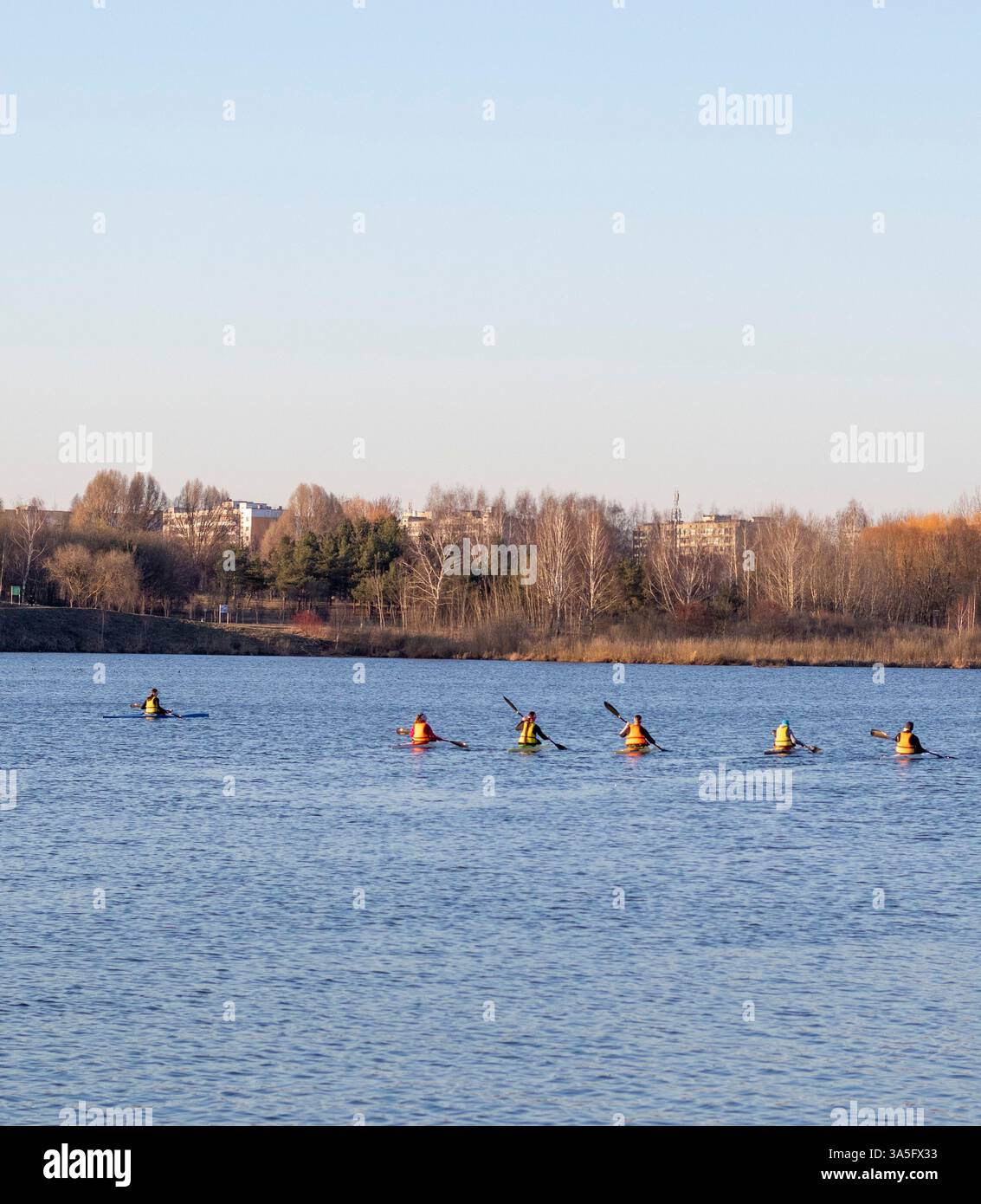 Gruppo di persone in kayak in mare aperto Foto Stock