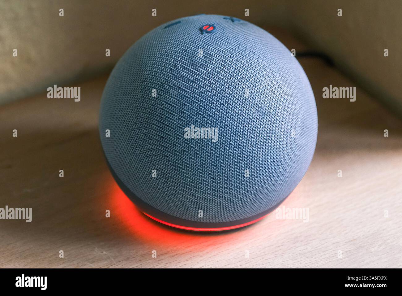 Düsseldorf 23.03.2025 Amazon prime Alexa Echo Dot intelligenter Smarter Lautsprecher Sprachsteuerung Raumüberwachung Datenschutzmassnahmen cloudbasierter Sprachdienst Lauschangriff Homeoffice Spionagesoftware Sprachassistent Wanzen Überwachungssoftware Spionagesoftware Überwachungsstaat Ausspionieren Kundenverhalten Raumüberwachung Datenschutz Datenschutzregel Mikrofon künstliche Privatsphäre Düsseldorf Düsseldorf 2025 Foto Stock