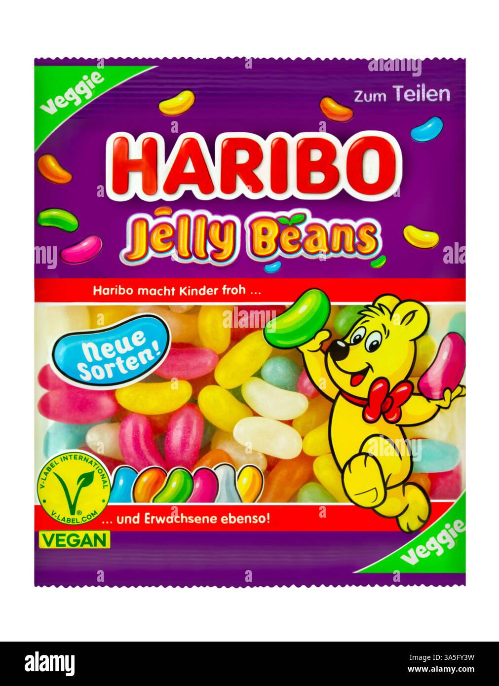 Amburgo, Germania - 18 marzo 2025: Haribo Jelly Beans vegan isolato su sfondo bianco Foto Stock