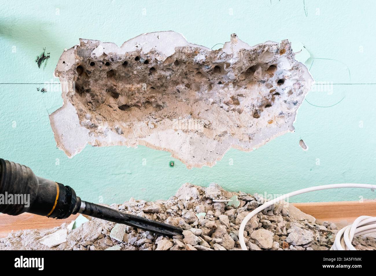 Un foro praticato nel muro con . Foto Stock