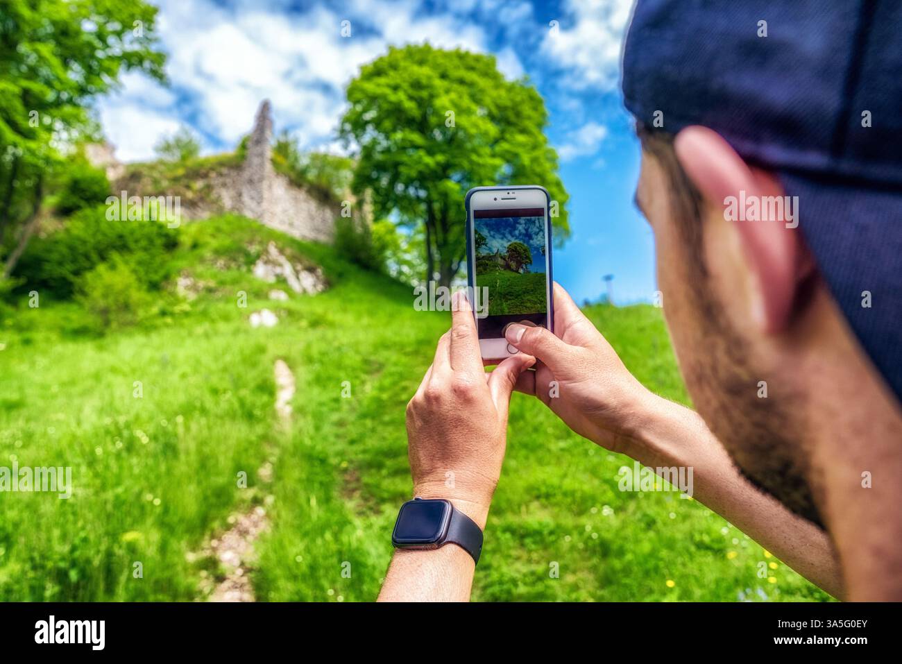 Visitatore che fa foto con lo smartphone del castello di Zniev, Slovacchia Foto Stock