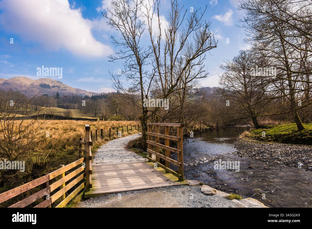 Il sentiero Cumbria Way lungo il fiume Brasay nella Langdale Valley nel Lake District National Park. Elterwater, Ambleside, Cumbria, Inghilterra, Regno Unito, Regno Unito Foto Stock
