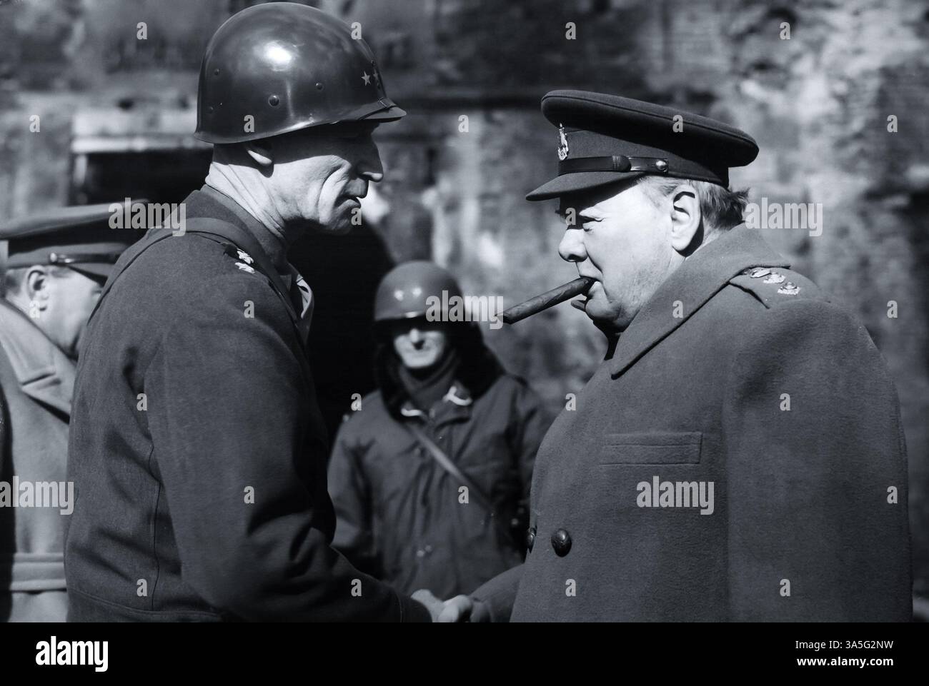 Il primo ministro Winston Churchill con il generale statunitense Hood Simpson nel 1945 Foto Stock