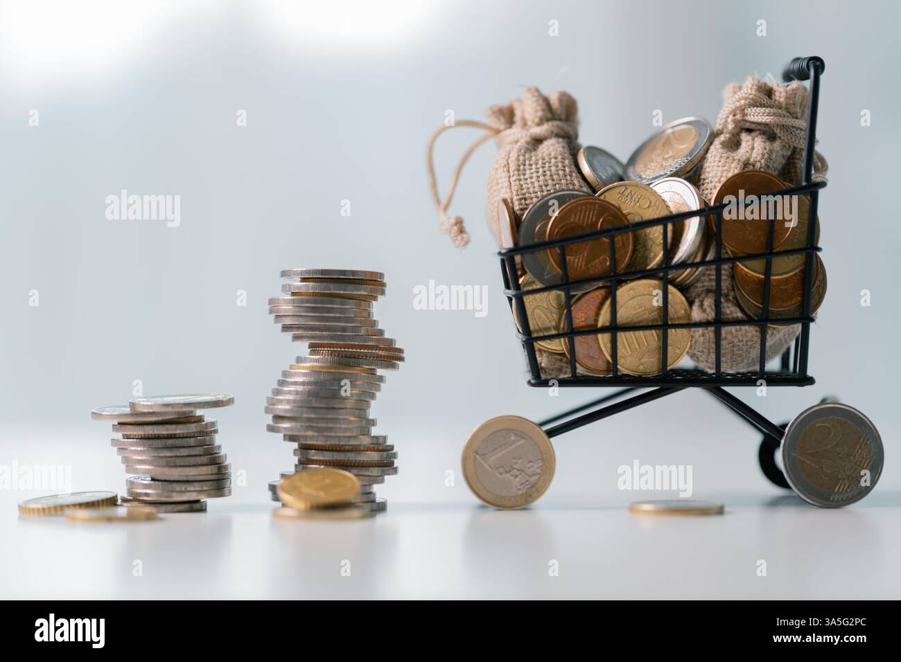 Il concetto di crescita delle monete per risparmiare denaro implica una gestione finanziaria strategica prestiti di investimento banche immobiliari lo sviluppo economico incoraggia l'acquisto Foto Stock