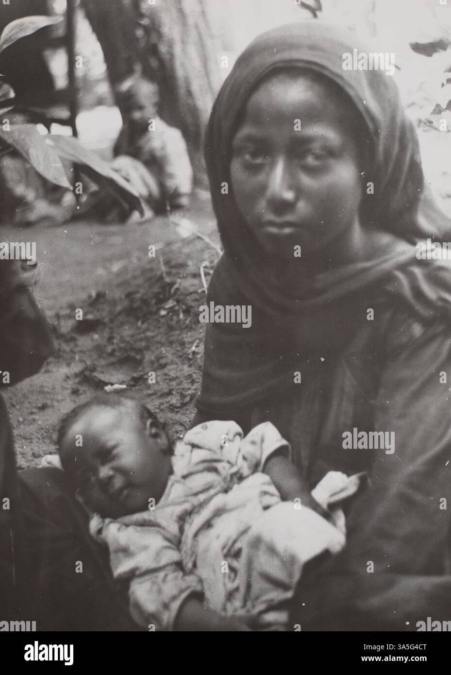 Giordania. Donna non identificata con il ritratto di un bambino. Fotografia molto vecchia Foto Stock