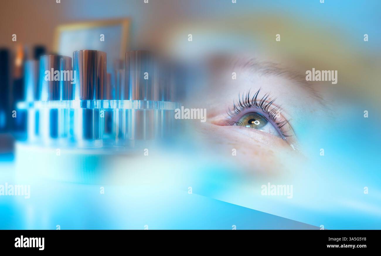 Primo piano di bellezza di una giovane donna che ha le ciglia sopracciglia arricchito con un sollevamento ciglia da un estetista in un salone di bellezza. Correzione della sagomatura. Foto Stock