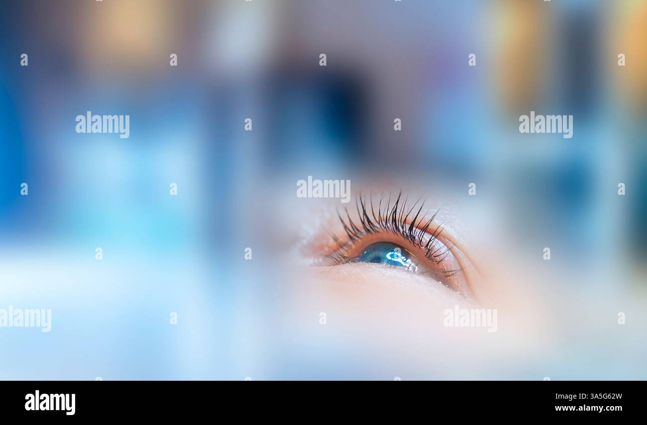 Primo piano di bellezza di una giovane donna che ha le ciglia sopracciglia arricchito con un sollevamento ciglia da un estetista in un salone di bellezza. Correzione della sagomatura. Foto Stock