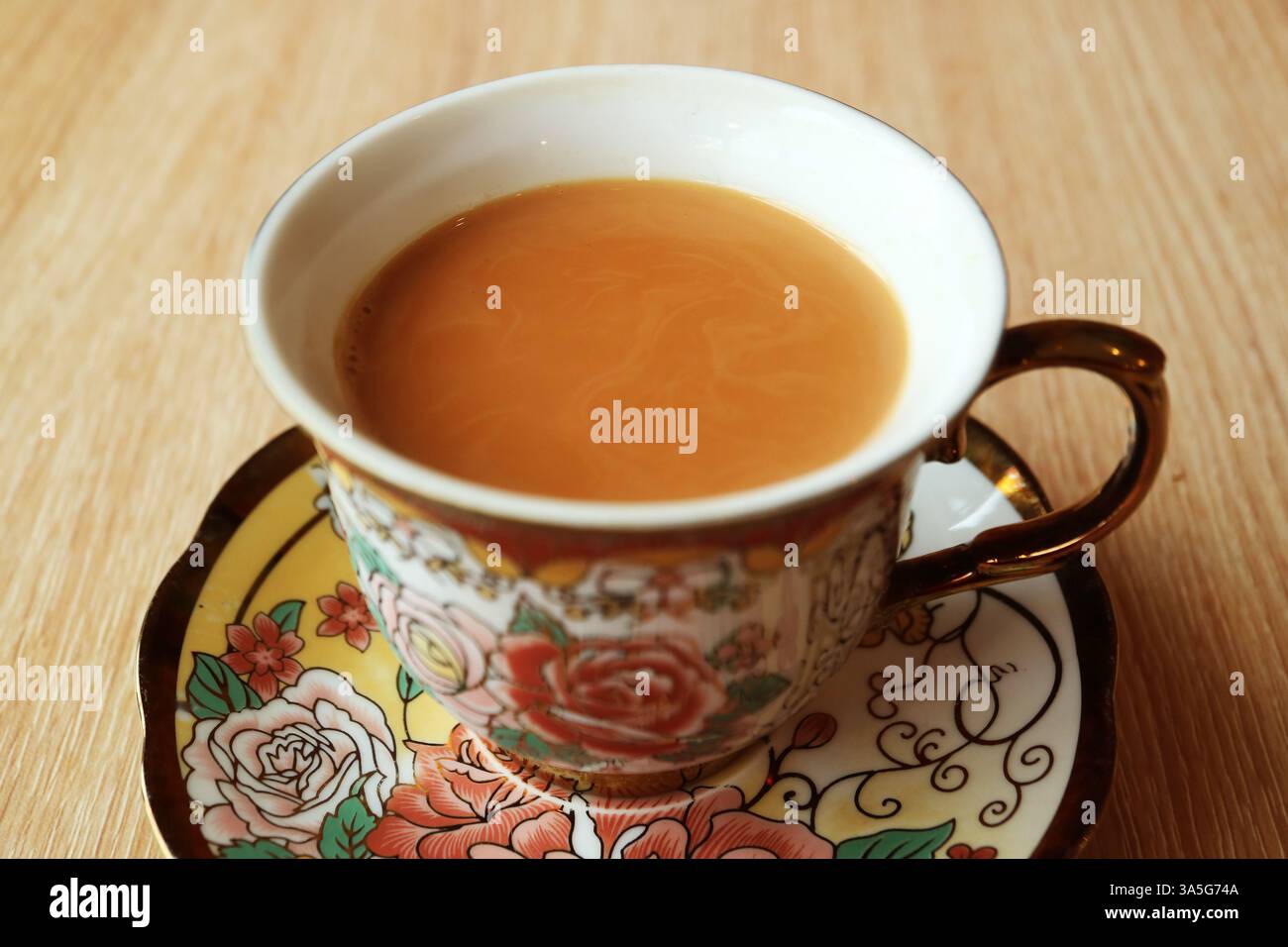 Tazza di tè Masala Chai appena preparato su un tavolo di legno Foto Stock