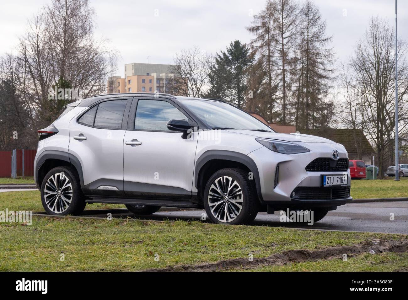 HAVIROV, CECHIA - 26 GENNAIO 2024: Auto berlina Silver Toyota Yaris Cross XP210 con tetto nero parcheggiata sulla strada Foto Stock