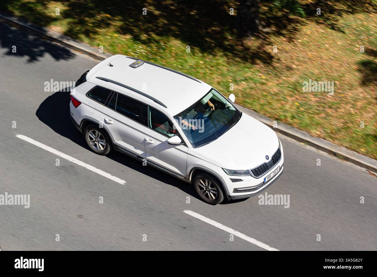 OSTRAVA, REPUBBLICA CECA - 6 AGOSTO 2023: SUV Skoda Kodiaq bianco, forte effetto di sfocatura in movimento, vista dall'alto Foto Stock