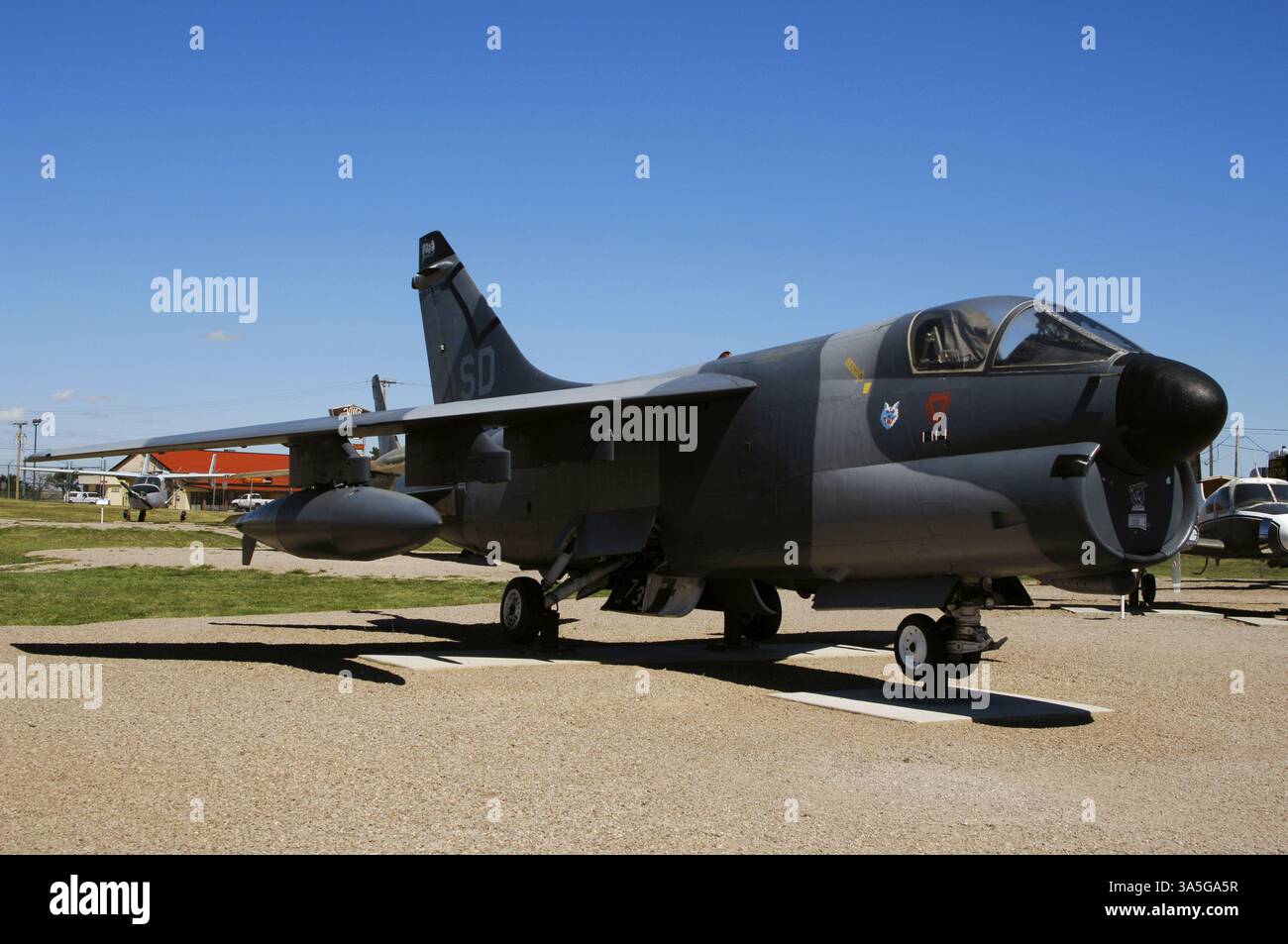 LTV A-7D Corsair II velivolo tattico di supporto aereo ravvicinato monoposto. Il primo A-7D fece il suo primo volo nell'aprile 1968, e le consegne dei modelli di produzione iniziarono nel dicembre 1968. Quando la produzione dell'A-7D terminò nel 1976, LTV (Ling-Temco-Vought) aveva consegnato 459 unità alla U.S. Air Force. Museo aerospaziale e aerospaziale del South Dakota. Box Elder, South Dakota, Stati Uniti. Foto Stock