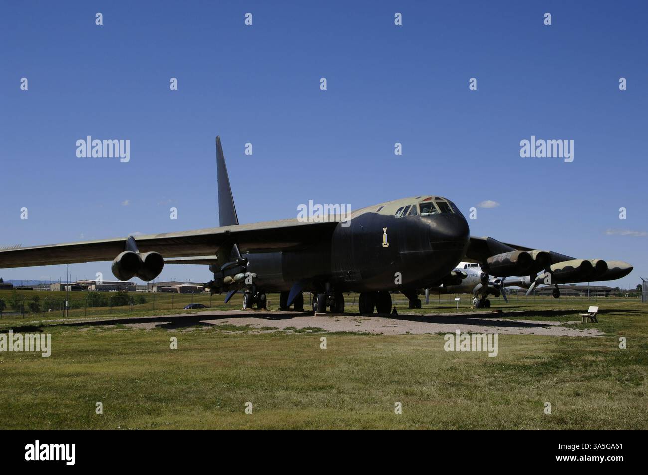 Boeing B-52D Stratofortress. Bombardiere strategico pesante e a lungo raggio. Prodotto dalla compagnia americana Boeing, è diventato operativo nel 1955 nella US Air Force. I modelli D sono stati modificati per trasportare bombe convenzionali esternamente durante la guerra del Vietnam. Museo aerospaziale e aerospaziale del South Dakota. Box Elder, South Dakota, Stati Uniti. Foto Stock