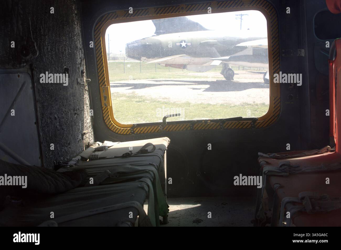 Bell UH-1F Irochese. Elicottero militare di medie dimensioni e servizio polivalente. Prodotto dalla Bell Helicopter, L'UH-1F fu introdotto nella United States Air Force (USAF) il 20 febbraio 1964. Sono stati utilizzati principalmente per la copertura dei servizi armati di missili. trasferimento di materiale e evacuazione aeromedica delle vittime. Dettagli interni. Museo aerospaziale e aerospaziale del South Dakota. Box Elder, South Dakota, Stati Uniti. Foto Stock