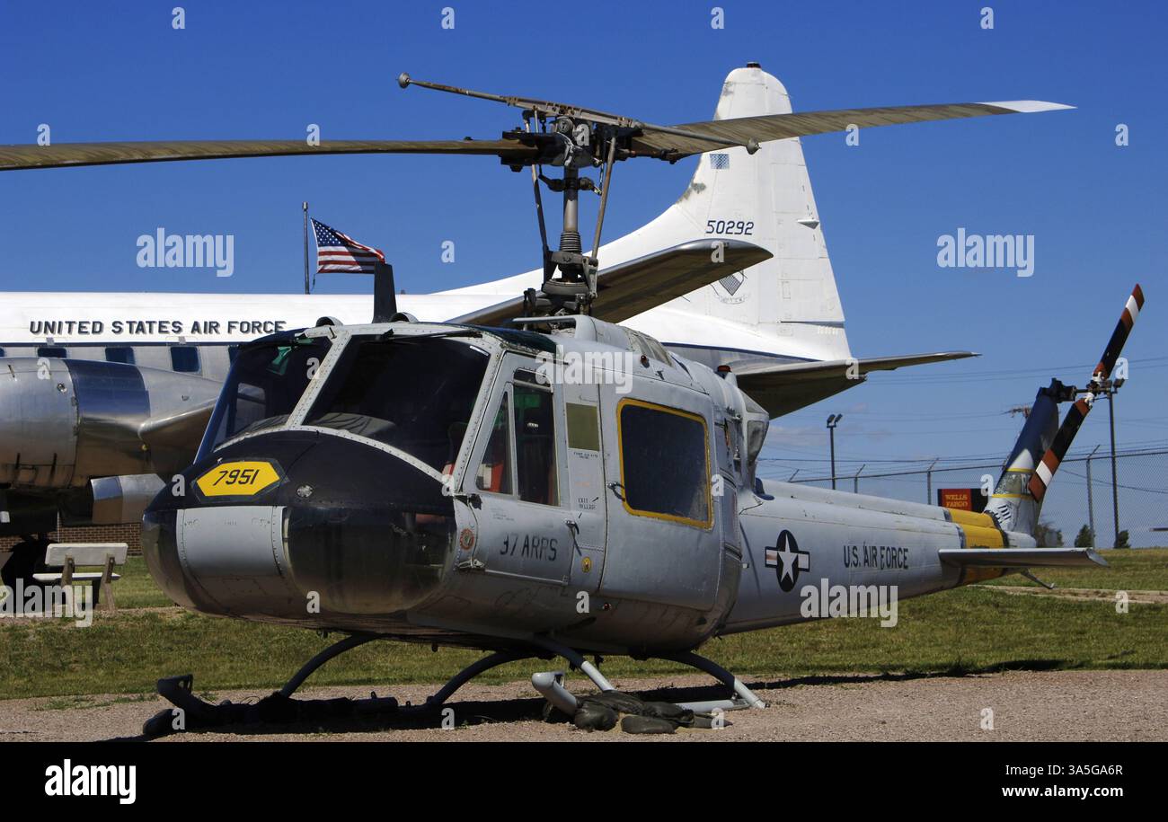 Bell UH-1F Irochese. Elicottero militare di medie dimensioni e servizio polivalente. Prodotto dalla Bell Helicopter, L'UH-1F fu introdotto nella United States Air Force (USAF) il 20 febbraio 1964. Sono stati utilizzati principalmente per la copertura dei servizi armati di missili. trasferimento di materiale e evacuazione aeromedica delle vittime. Museo aerospaziale e aerospaziale del South Dakota. Box Elder, South Dakota, Stati Uniti. Foto Stock