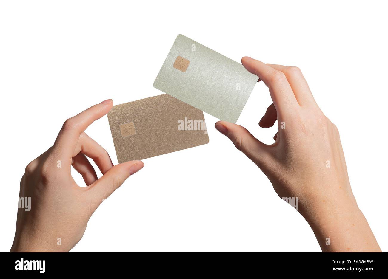 Donna con due carte di credito, che confronta le opzioni. Design elegante con carte di credito in plastica dorata e beige, che mostrano la scelta di pagamento per shopping, cashback, Foto Stock