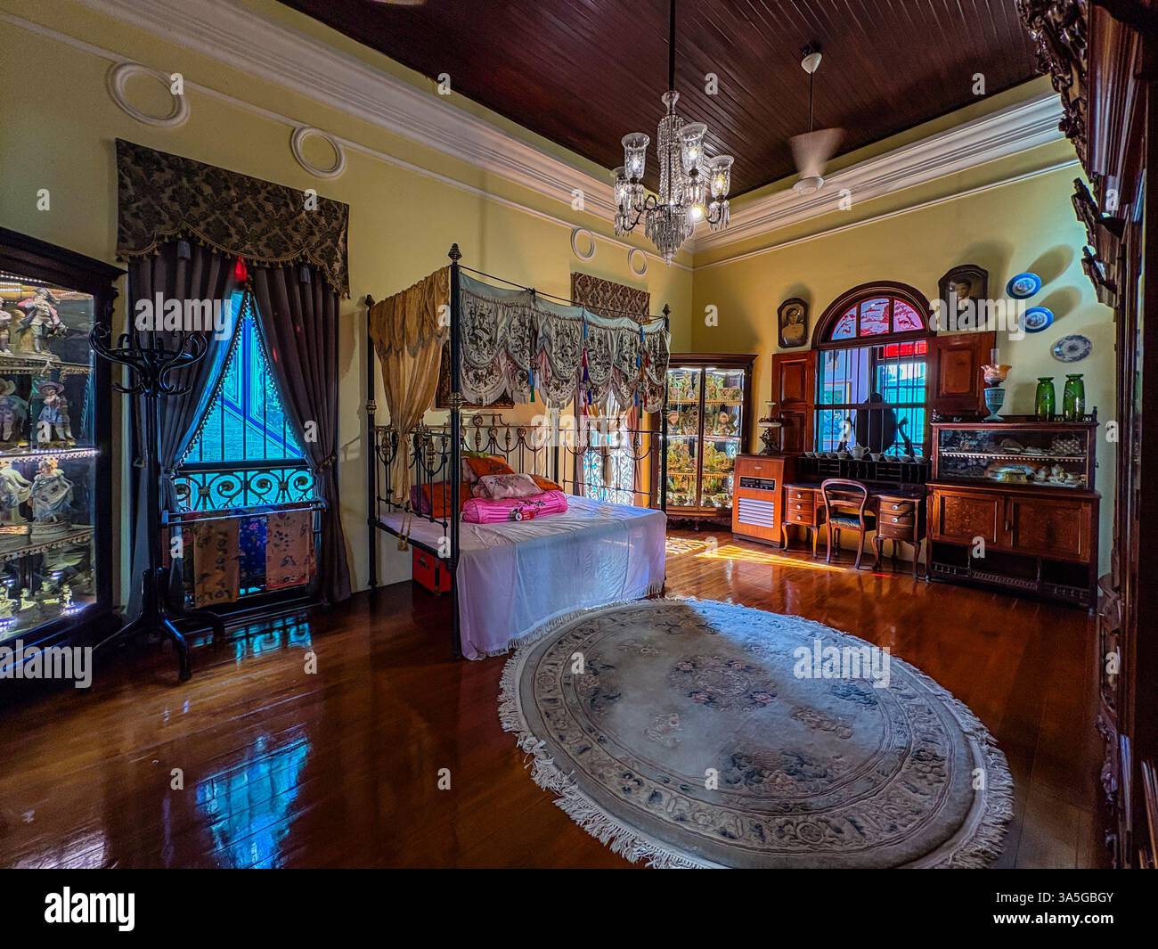 Le mostre ornamentali in tutta la Peranakan Mansion includono scatti interni come una grande camera da letto con stili unici. Foto Stock