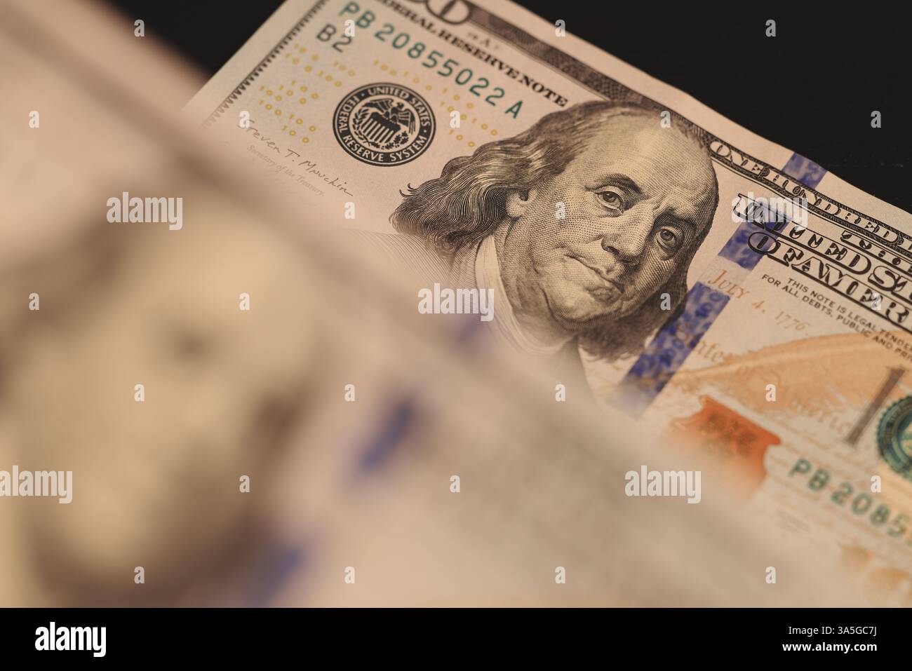 Primo piano delle banconote in dollari USA che mettono in risalto l'iconico Ritratto di Benjamin Franklin Foto Stock