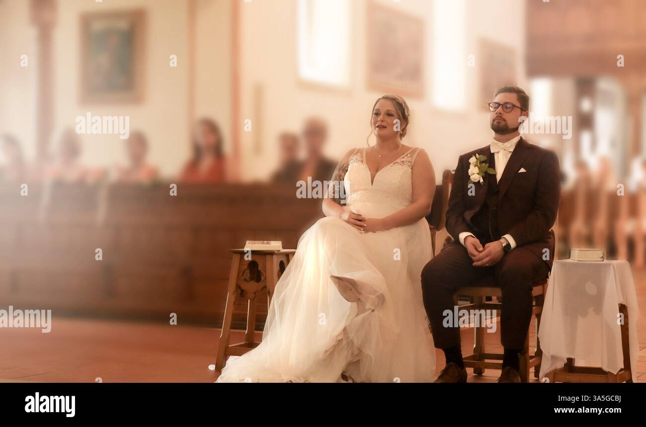 Parola di consenso, sposa e sposo nella chiesa nuziale con la famiglia e gli ospiti. Ritratto di una coppia di nozze in occasione del loro anniversario di matrimonio. Foto Stock