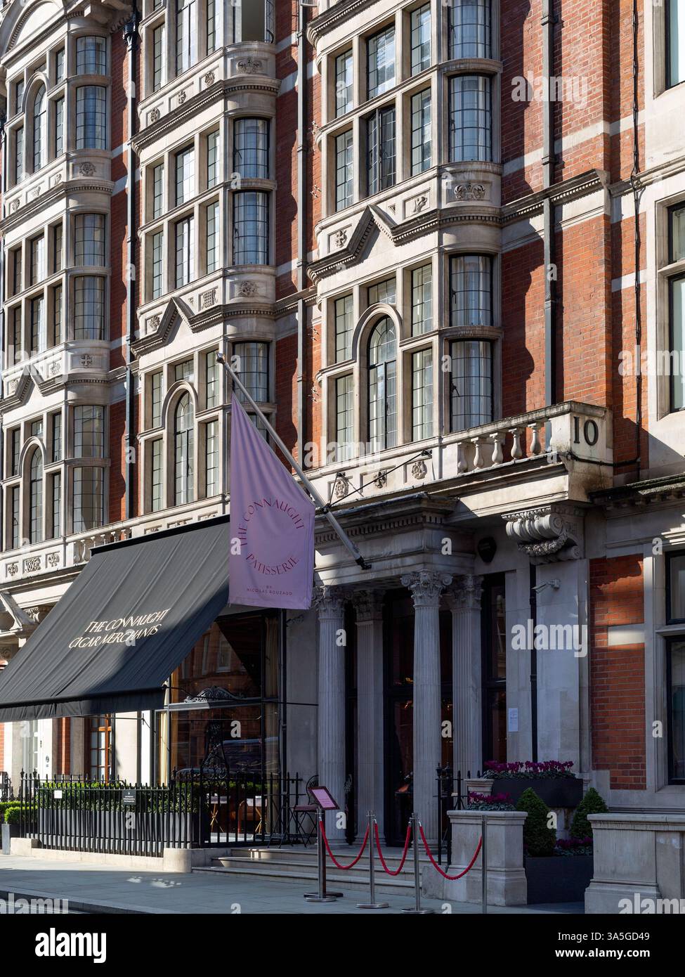 LONDRA, Regno Unito - 19 MARZO 2025: Esterno del Connaught Cigar Shop e Connaught Patisserie in Mount Street con cartelli Foto Stock