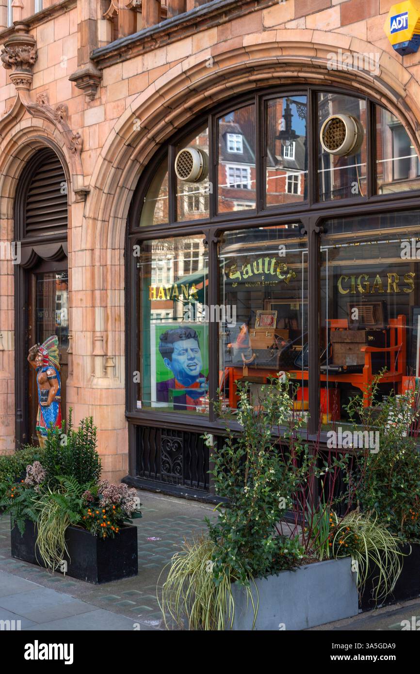 LONDRA, Regno Unito - 19 MARZO 2025: Vista esterna del negozio di sigari Sautter a Mount Street Foto Stock