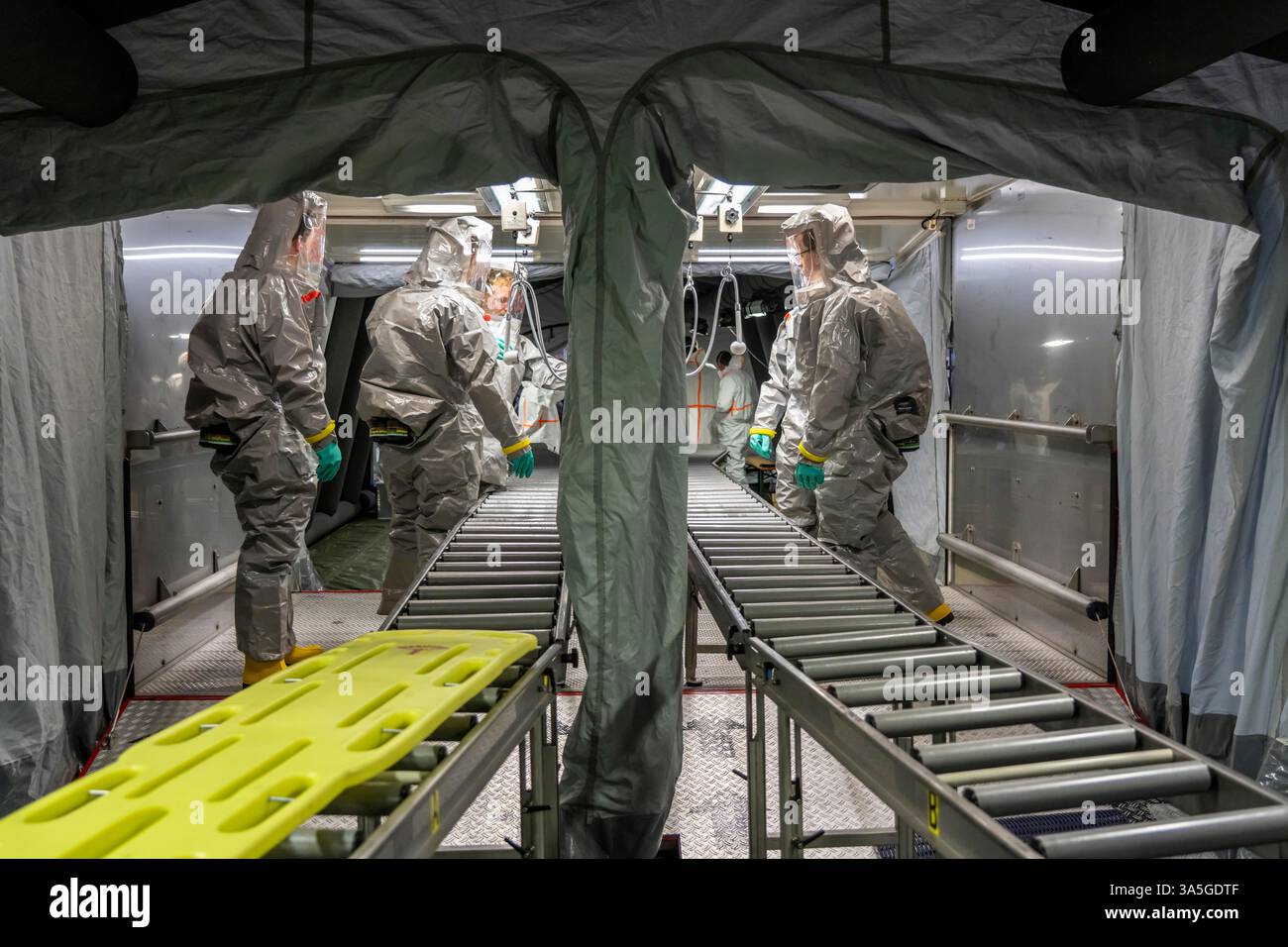 Decontaminazione delle persone ferite dopo un incidente simulato con sostanze pericolose. I vigili del fuoco e le organizzazioni umanitarie esercitano la loro attività Foto Stock