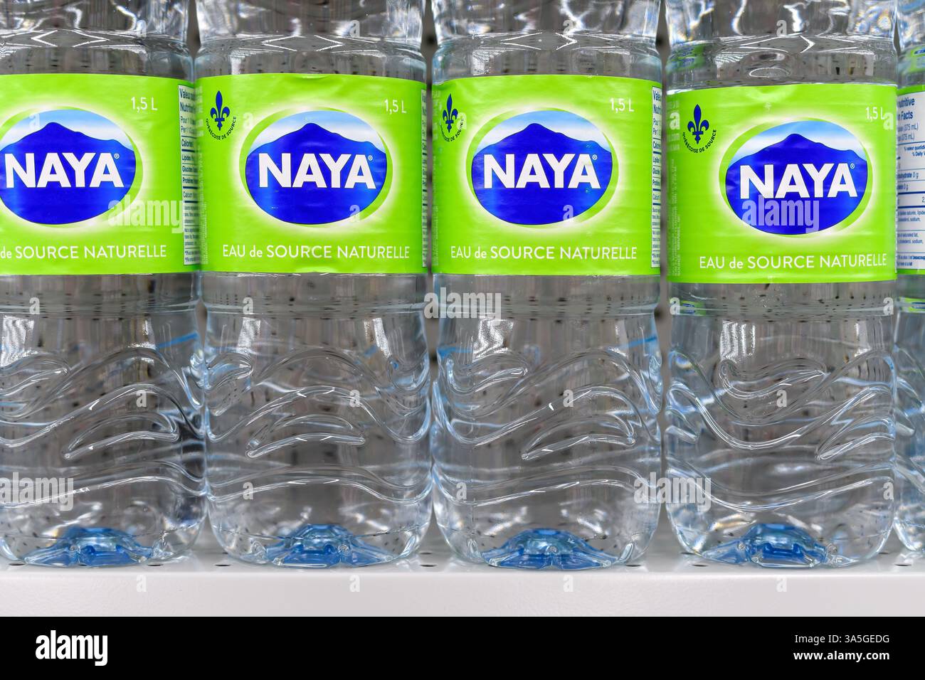 Bottiglie di plastica di acqua NAYA. Foto Stock