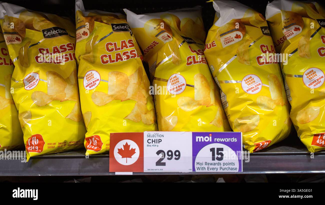 Sacchetti di patatine Selection contrassegnati con la foglia d'acero, che indicano che si tratta di un prodotto nazionale. Foto Stock