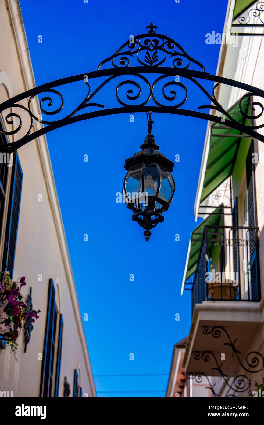 Lampione sospeso in un vicolo Foto Stock