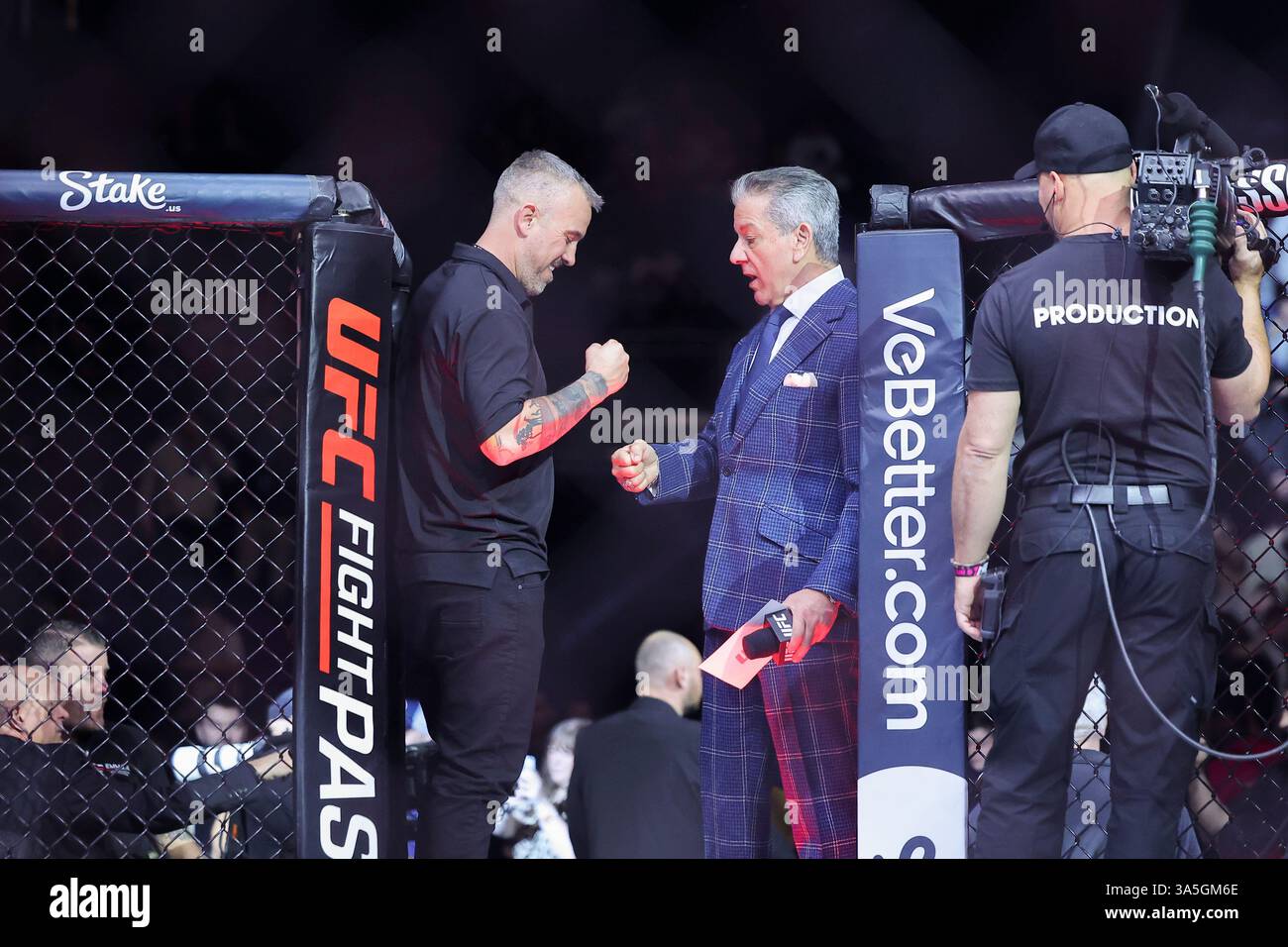22 marzo 2025; O2 Arena, Londra, Inghilterra; UFC Fight Night London, Leon Edwards contro Sean Brady; l'annunciatore dell'Octagon Bruce buffer entra nell'ottagono prima di un incontro durante l'evento UFC Fight Night all'O2 Foto Stock