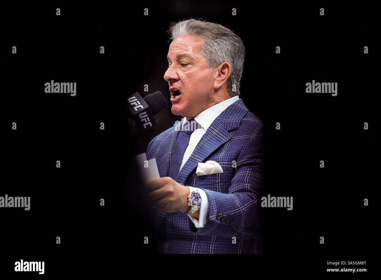 22 marzo 2025; O2 Arena, Londra, Inghilterra; UFC Fight Night London, Leon Edwards contro Sean Brady; l'annunciatore dell'Octagon Bruce buffer introduce un incontro durante l'evento UFC Fight Night all'O2 Foto Stock