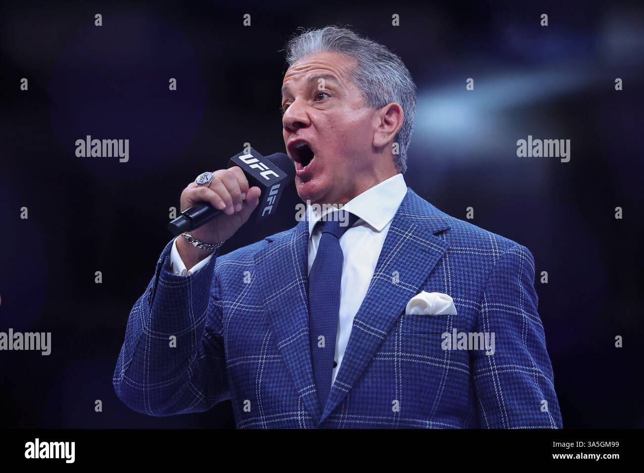 22 marzo 2025; O2 Arena, Londra, Inghilterra; UFC Fight Night London, Leon Edwards contro Sean Brady; l'annunciatore dell'Octagon Bruce buffer introduce un incontro durante l'evento UFC Fight Night all'O2 Foto Stock
