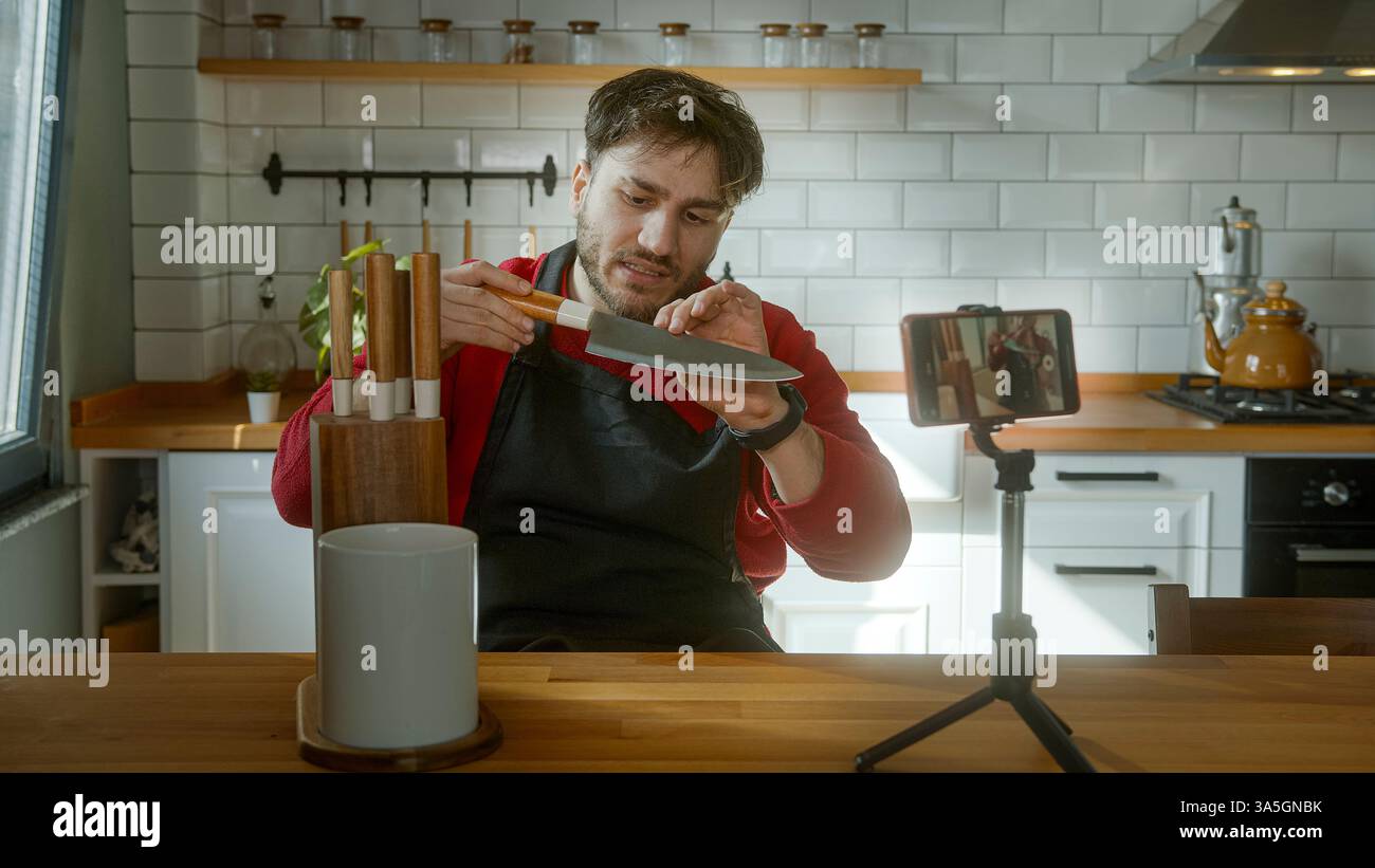 Chef professionista che rivede un coltello da cucina professionale per un tutorial di cucina Foto Stock