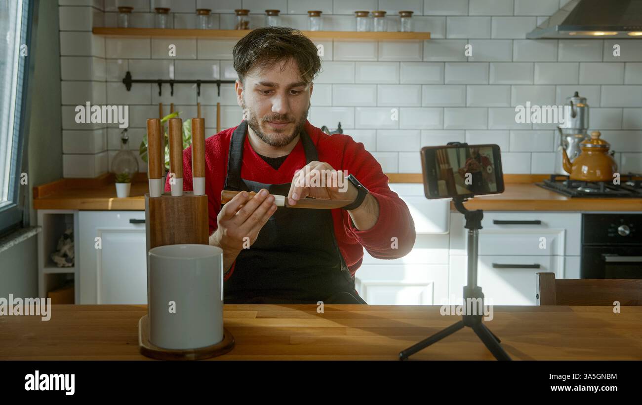 Lo chef dimostra le sue abilità con i coltelli mentre registra un tutorial di cucina Foto Stock